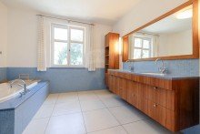 Bad 2 Eleganz trifft Luxus: Lichtdurchflutete Villa in Top-Lage