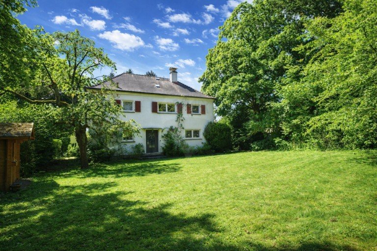 Hausansicht Bad Homburg vor der H�he Einfamilienhaus - Potenzial trifft Preis - Villa mit gro�em Garten f�r Ihre Wohnvision in begehrter Lage