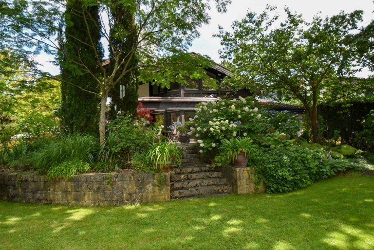 Hausansicht Bad Homburg vor der H�he / Dornholzhausen Villa Exklusive Architekten-Villa in Bad Homburg