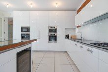 K�che Eleganz trifft Luxus: Lichtdurchflutete Villa in Top-Lage