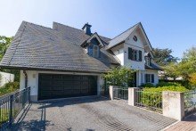 Hausansicht Eleganz trifft Luxus: Lichtdurchflutete Villa in Top-Lage
