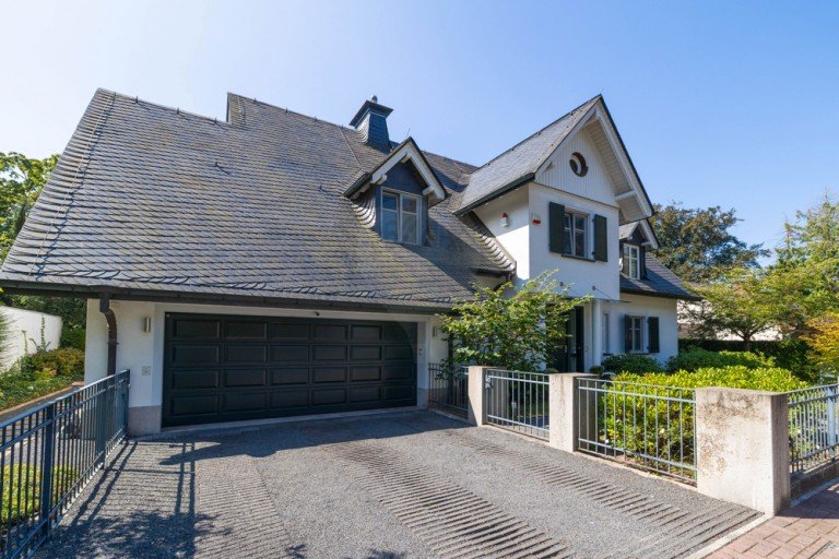 Hausansicht Bad Homburg Villa Eleganz trifft Luxus: Lichtdurchflutete Villa in Top-Lage