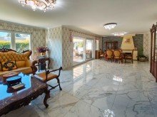Wohn-/Esszimmer Gro�e Villa mit zwei Winterg�rten
und beheiztem Au�enpool