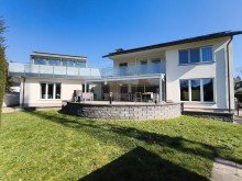 Hausansicht Gro�e Villa mit zwei Winterg�rten
und beheiztem Au�enpool